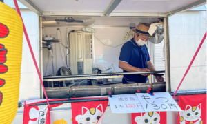 移動販売車で焼き鳥を焼く湯田さん
